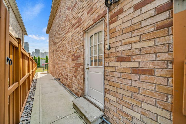 Photo 32 at 562 Orange Walk Crescent, Hurontario, Mississauga
