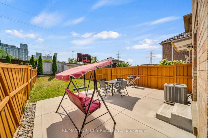 Photo 33 at 562 Orange Walk Crescent, Hurontario, Mississauga