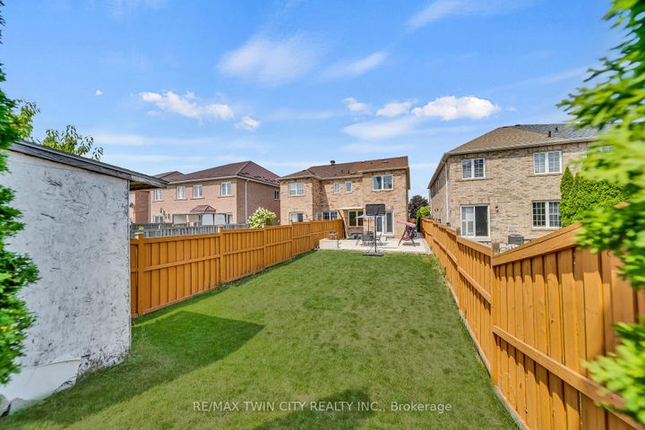 Photo 35 at 562 Orange Walk Crescent, Hurontario, Mississauga