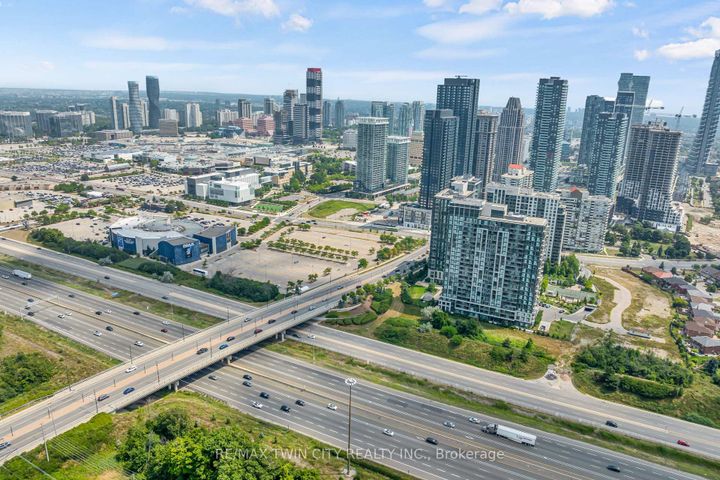 Photo 40 at 562 Orange Walk Crescent, Hurontario, Mississauga