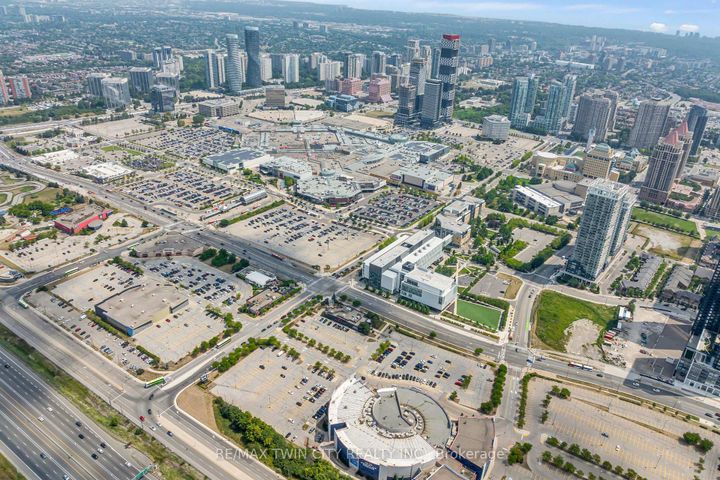 Photo 41 at 562 Orange Walk Crescent, Hurontario, Mississauga