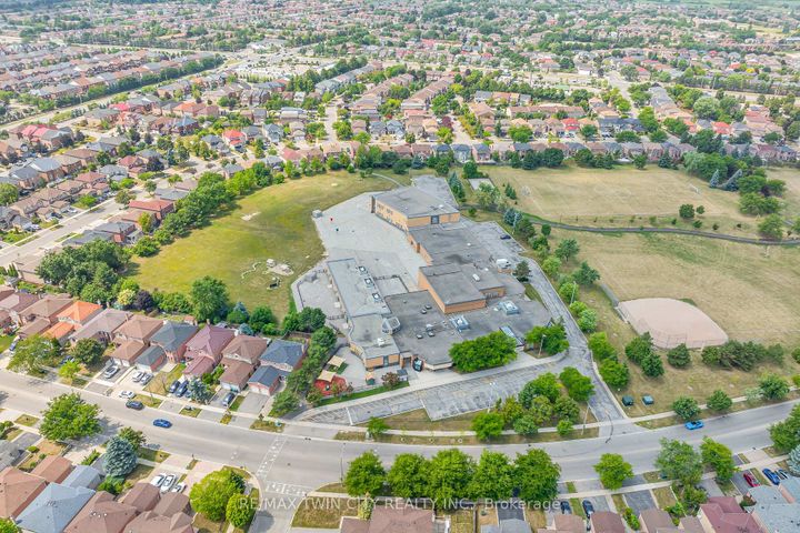 Photo 42 at 562 Orange Walk Crescent, Hurontario, Mississauga