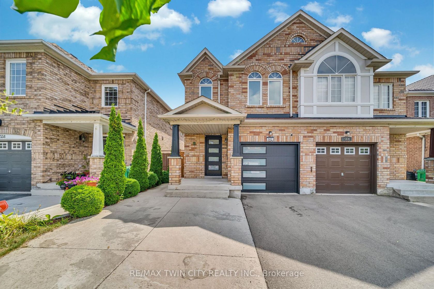 562 Orange Walk Crescent, Hurontario, Mississauga 2