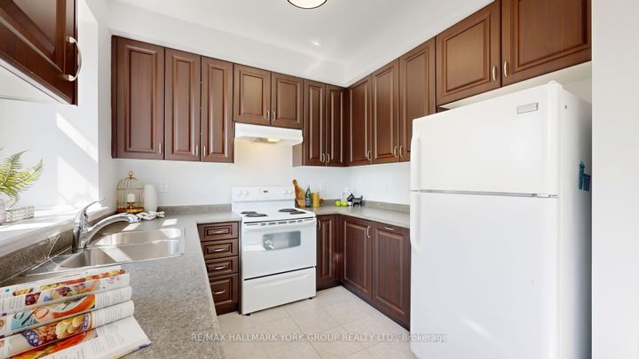 Photo 14 at 6 Roy Grove Way, Greensborough, Markham