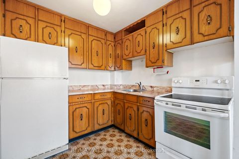 Photo 2 at 35 - 8 Kinsdale Boulevard, Queensway, Toronto