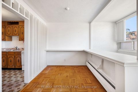 Photo 3 at 35 - 8 Kinsdale Boulevard, Queensway, Toronto