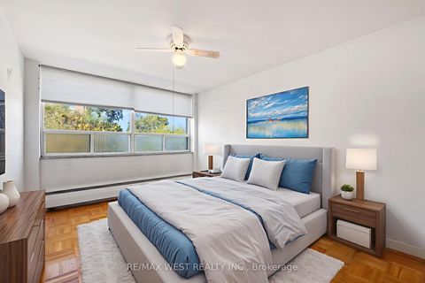 Photo 4 at 35 - 8 Kinsdale Boulevard, Queensway, Toronto