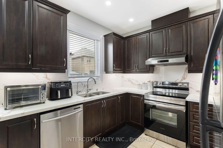 Photo 14 at 20 Vanderpool Crescent, Bram East, Brampton
