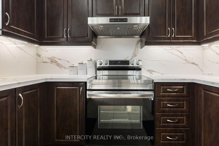 Photo 15 at 20 Vanderpool Crescent, Bram East, Brampton