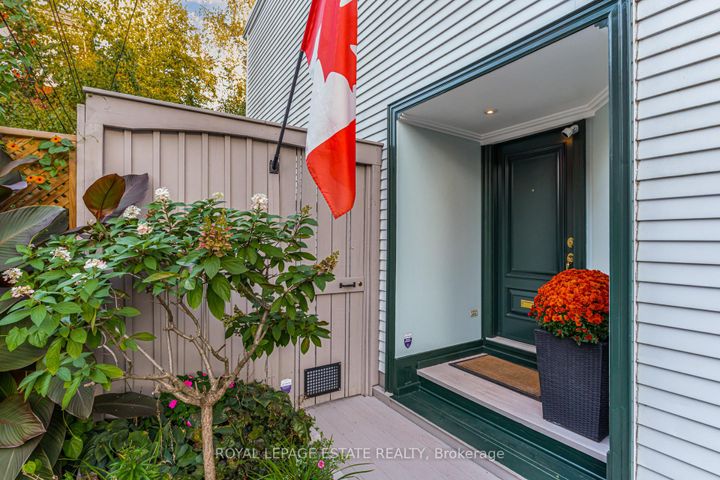 Photo 3 at 5 Woodstock Place, South St. James Town, Toronto
