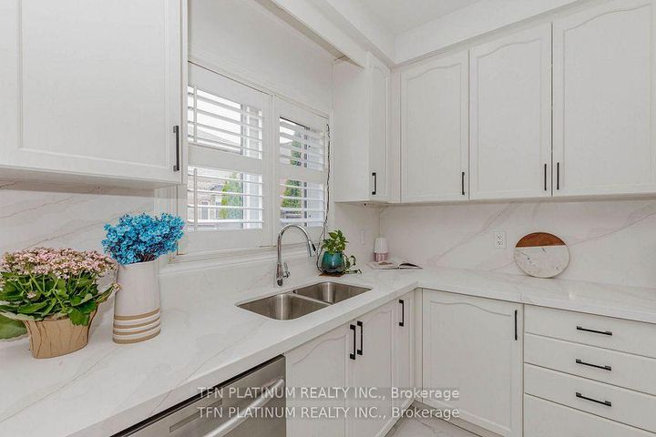 Photo 8 at 46 Levendale Court, Bram East, Brampton