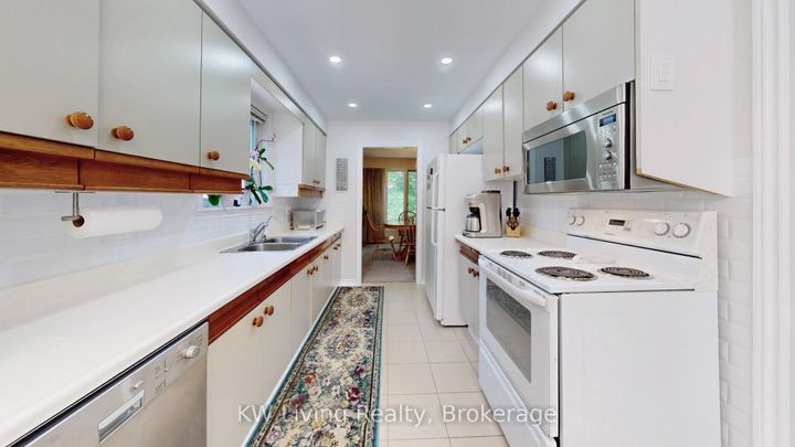 Photo 8 at 17 Woodvale Crescent, East York, Toronto