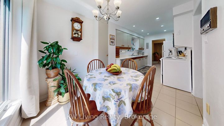 Photo 10 at 17 Woodvale Crescent, East York, Toronto