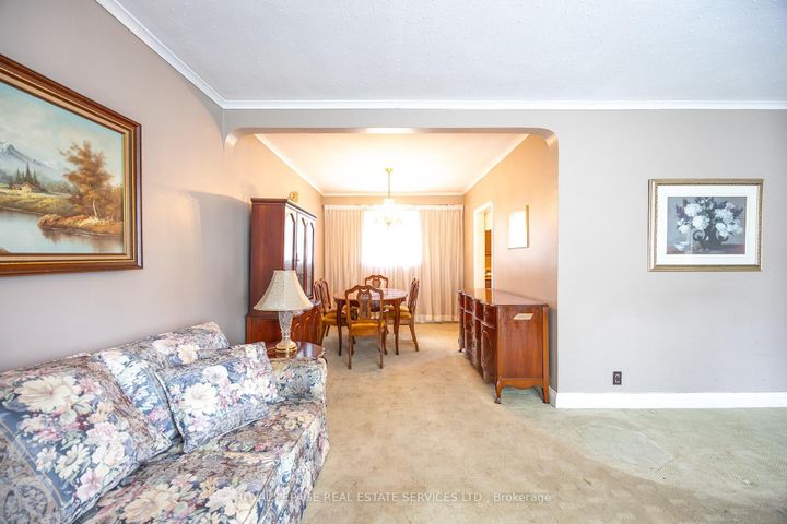 Photo 4 at 48 Minnewawa Road, Port Credit, Mississauga