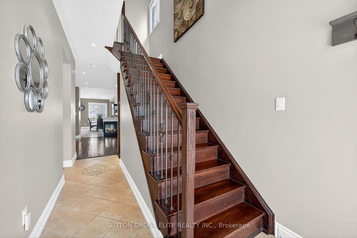 Photo 2 at 4307 Trail Blazer Way, Hurontario, Mississauga