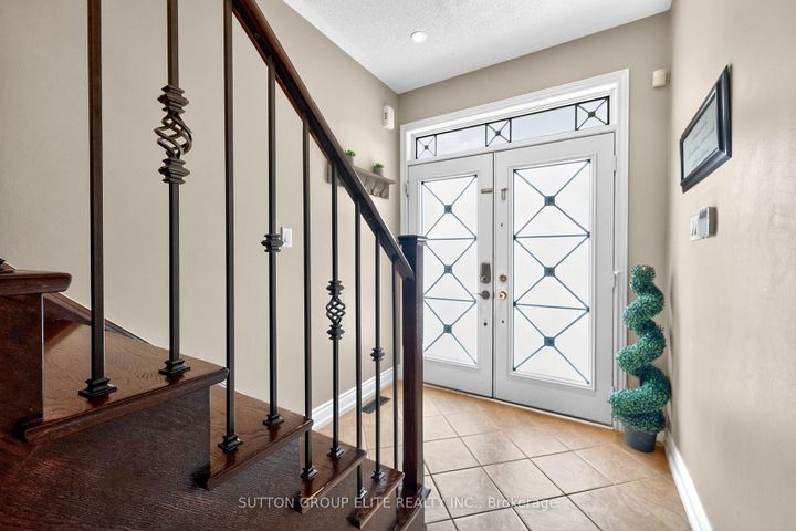 Photo 3 at 4307 Trail Blazer Way, Hurontario, Mississauga