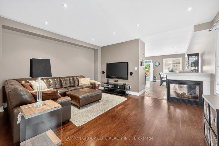 Photo 4 at 4307 Trail Blazer Way, Hurontario, Mississauga