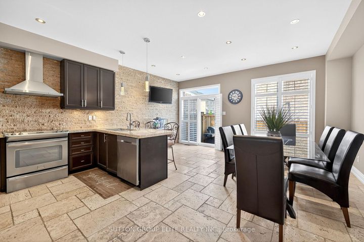 Photo 8 at 4307 Trail Blazer Way, Hurontario, Mississauga