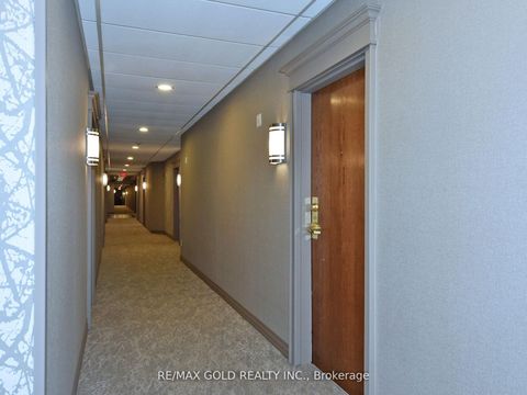 Photo 13 at 404 - 2 Maison Parc Court N, Lakeview Estates, Vaughan