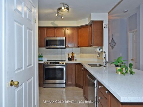 Photo 16 at 404 - 2 Maison Parc Court N, Lakeview Estates, Vaughan