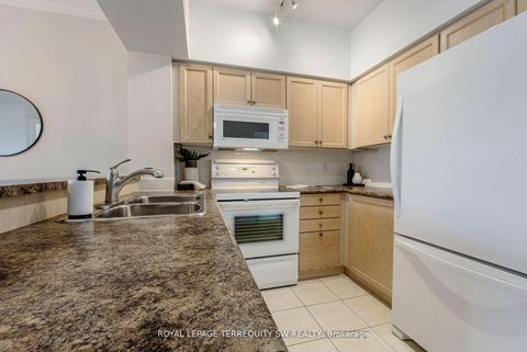 Photo 14 at 208 - 2 Clairtrell Road, Willowdale East, Toronto