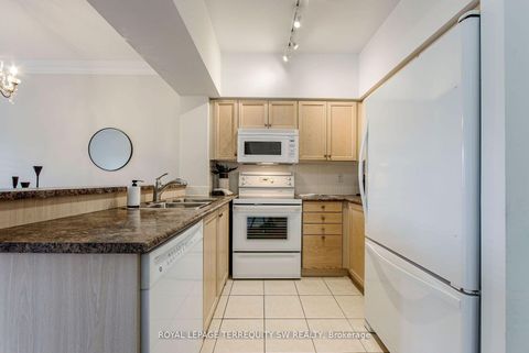 Photo 15 at 208 - 2 Clairtrell Road, Willowdale East, Toronto