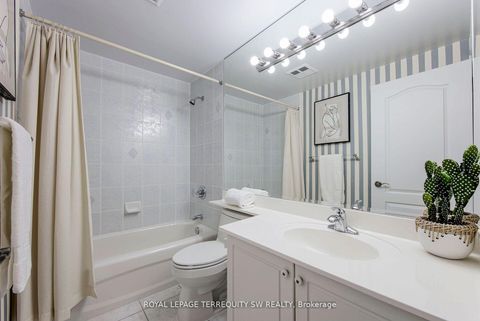 Photo 17 at 208 - 2 Clairtrell Road, Willowdale East, Toronto