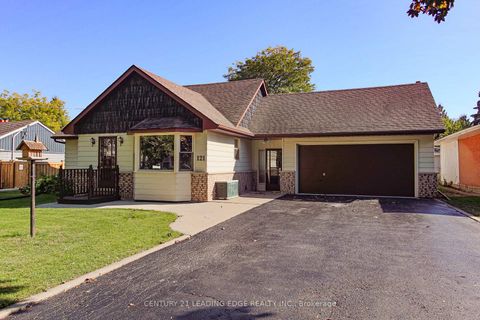 Photo 2 at 121 Northview Avenue, Blue Grass Meadows, Whitby