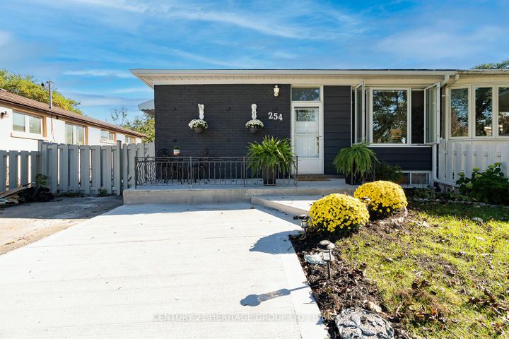 Photo 2 at 254 Demaine Crescent, Crosby, Richmond Hill