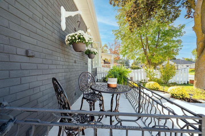Photo 5 at 254 Demaine Crescent, Crosby, Richmond Hill