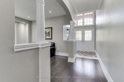 Photo 3 at 30 Conover Avenue, Bayview Northeast, Aurora