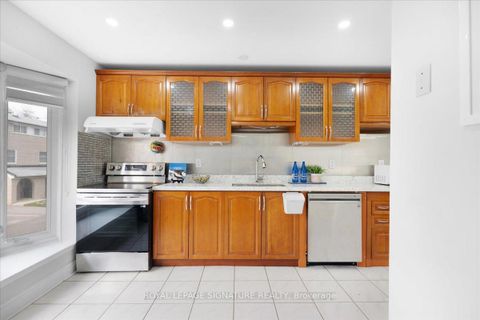 Photo 7 at 11 - 2 Liszt Gate, Hillcrest Village, Toronto