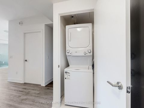 Photo 12 at 415 - 185 Deerfield Road, Central Newmarket, Newmarket