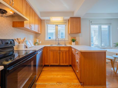 Photo 10 at 34 Guernsey Drive, Etobicoke West Mall, Toronto