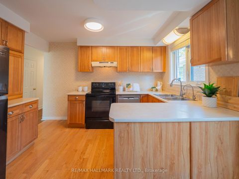 Photo 12 at 34 Guernsey Drive, Etobicoke West Mall, Toronto
