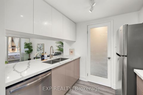 Photo 2 at 817 - 711 Bay Street, Bay Street Corridor, Toronto