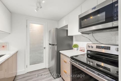 Photo 4 at 817 - 711 Bay Street, Bay Street Corridor, Toronto