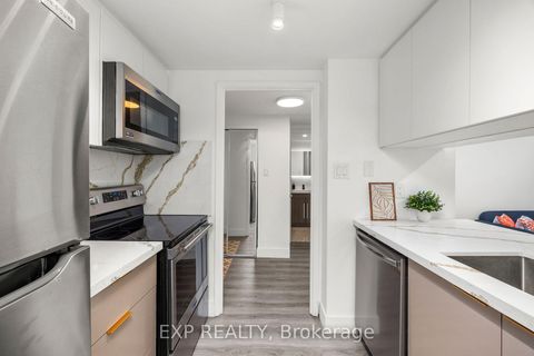 Photo 5 at 817 - 711 Bay Street, Bay Street Corridor, Toronto