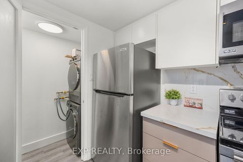 Photo 6 at 817 - 711 Bay Street, Bay Street Corridor, Toronto
