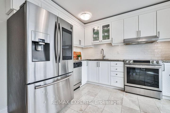 Photo 11 at 4 Amos Maynard Circle, West Woodbridge, Vaughan