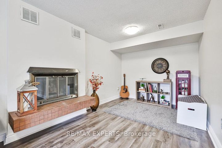 Photo 24 at 4 Amos Maynard Circle, West Woodbridge, Vaughan