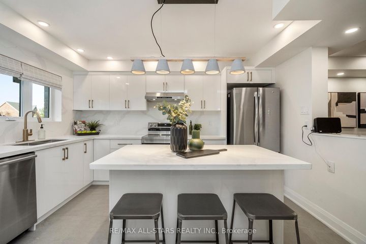 Photo 3 at 21 Rougehaven Way, Vinegar Hill, Markham