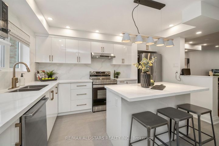 Photo 4 at 21 Rougehaven Way, Vinegar Hill, Markham