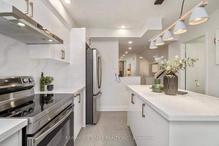 Photo 9 at 21 Rougehaven Way, Vinegar Hill, Markham