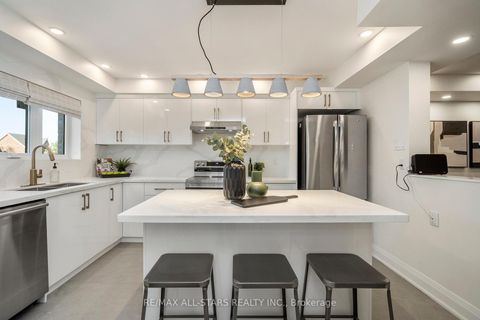 Photo 3 at 21 Rougehaven Way, Vinegar Hill, Markham