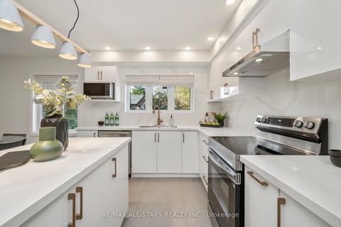 Photo 10 at 21 Rougehaven Way, Vinegar Hill, Markham