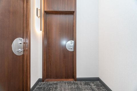 Photo 3 at 710 - 700 King Street W, Waterfront Communities C1, Toronto