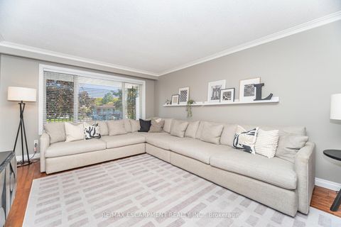 Photo 4 at 154 Rainbow Drive, West Woodbridge, Vaughan Photo 4 at 154 Rainbow Drive, West Woodbridge, Vaughan