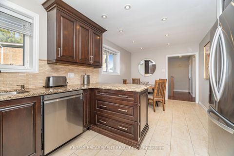 Photo 9 at 154 Rainbow Drive, West Woodbridge, Vaughan Photo 9 at 154 Rainbow Drive, West Woodbridge, Vaughan