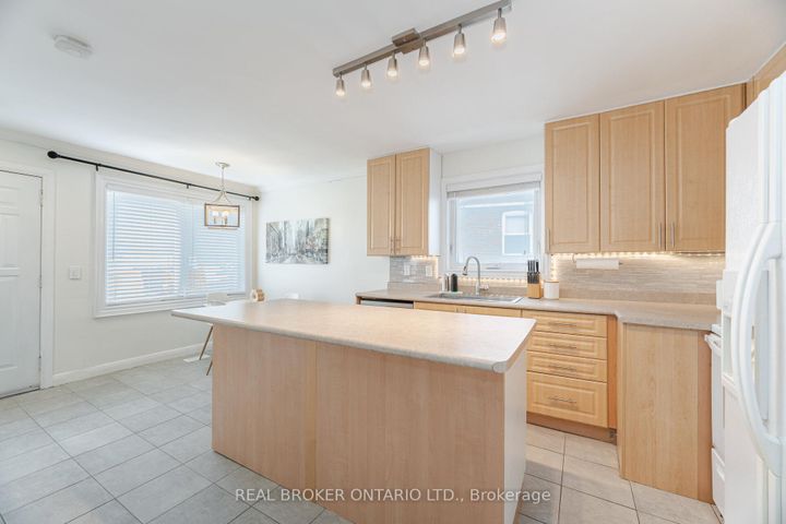 Photo 6 at 18 Adanac Drive, Cliffcrest, Toronto